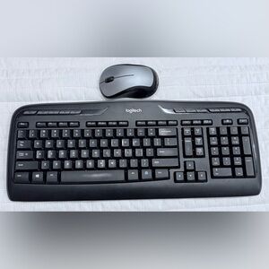 Logitech MK320 Full-size Wireless Membrane Keyboard and Mouse Bundle Black